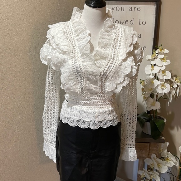 High Classy Loni pretty lace top - Picture 1 of 8